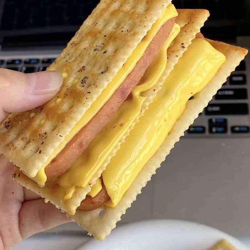 Crackery so šunkou z čiernej hľuzovky